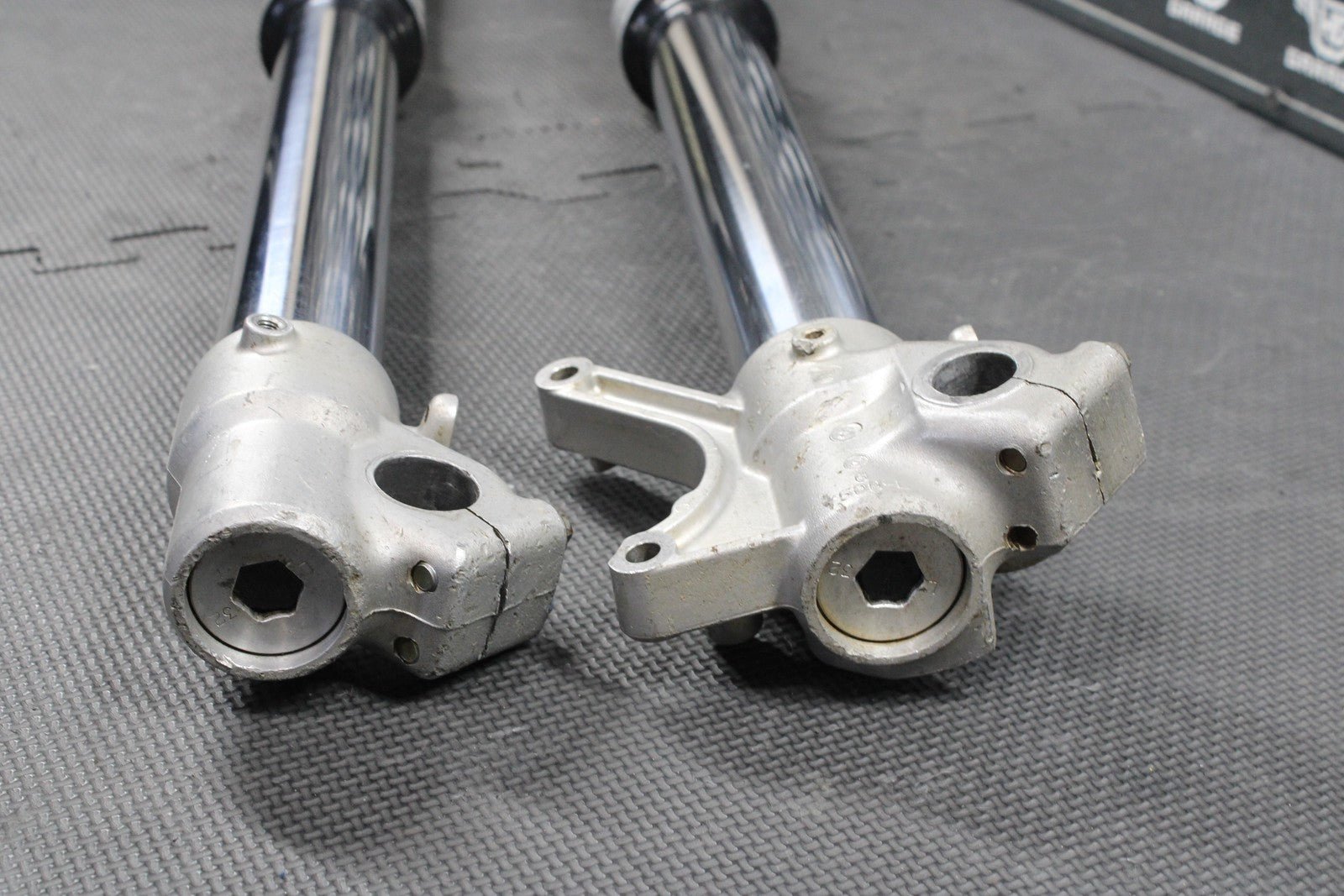 2002 YAMAHA YZ250 OEM RIGHT LEFT FRONT SUSPENSION FORKS SHOCKS 5NX - 23102 - 00 - 00 - hggarage