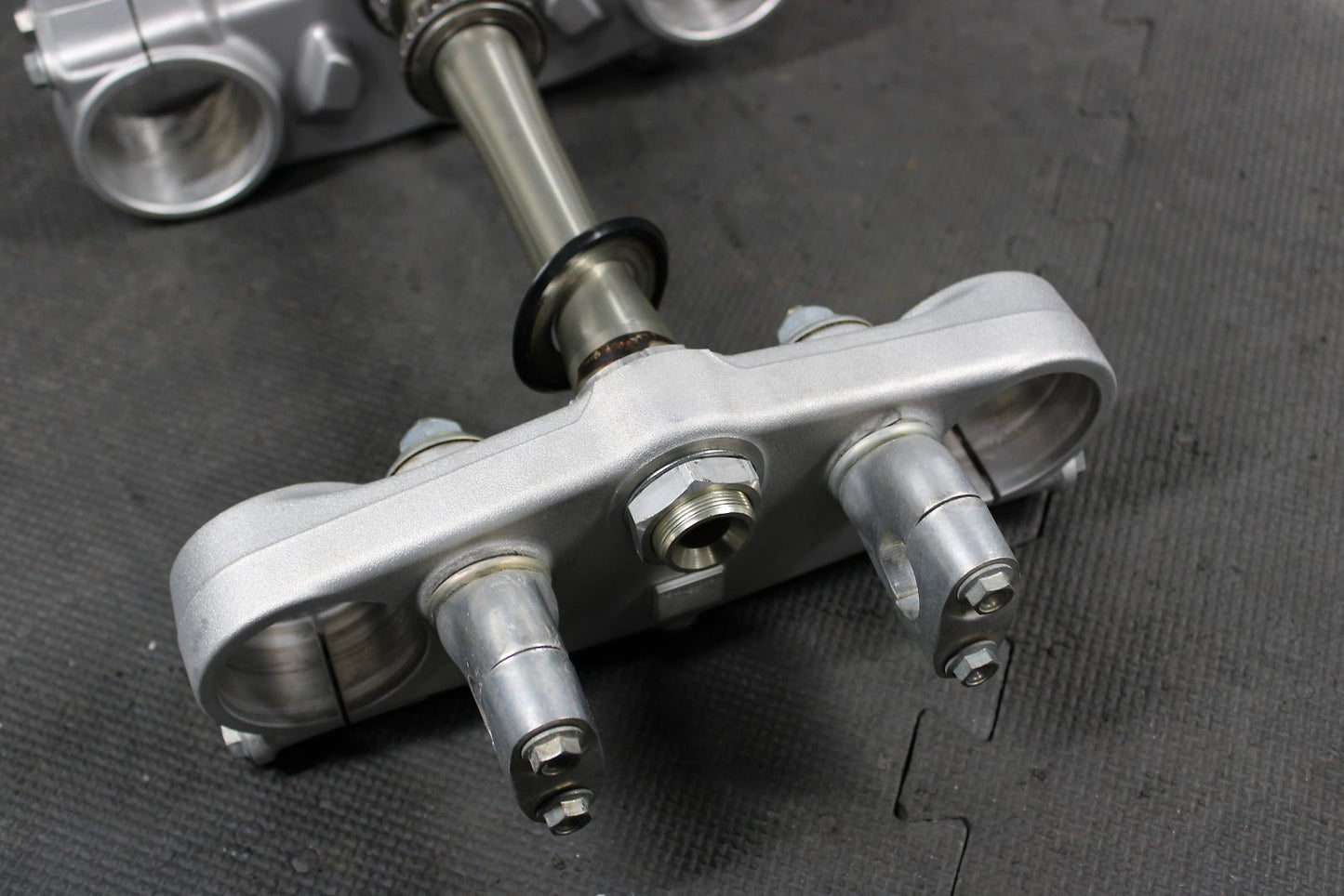 2002 HONDA CRF450R OEM FRONT FORKS LOWER UPPER TRIPLE TREE STEM NICE! - hggarage
