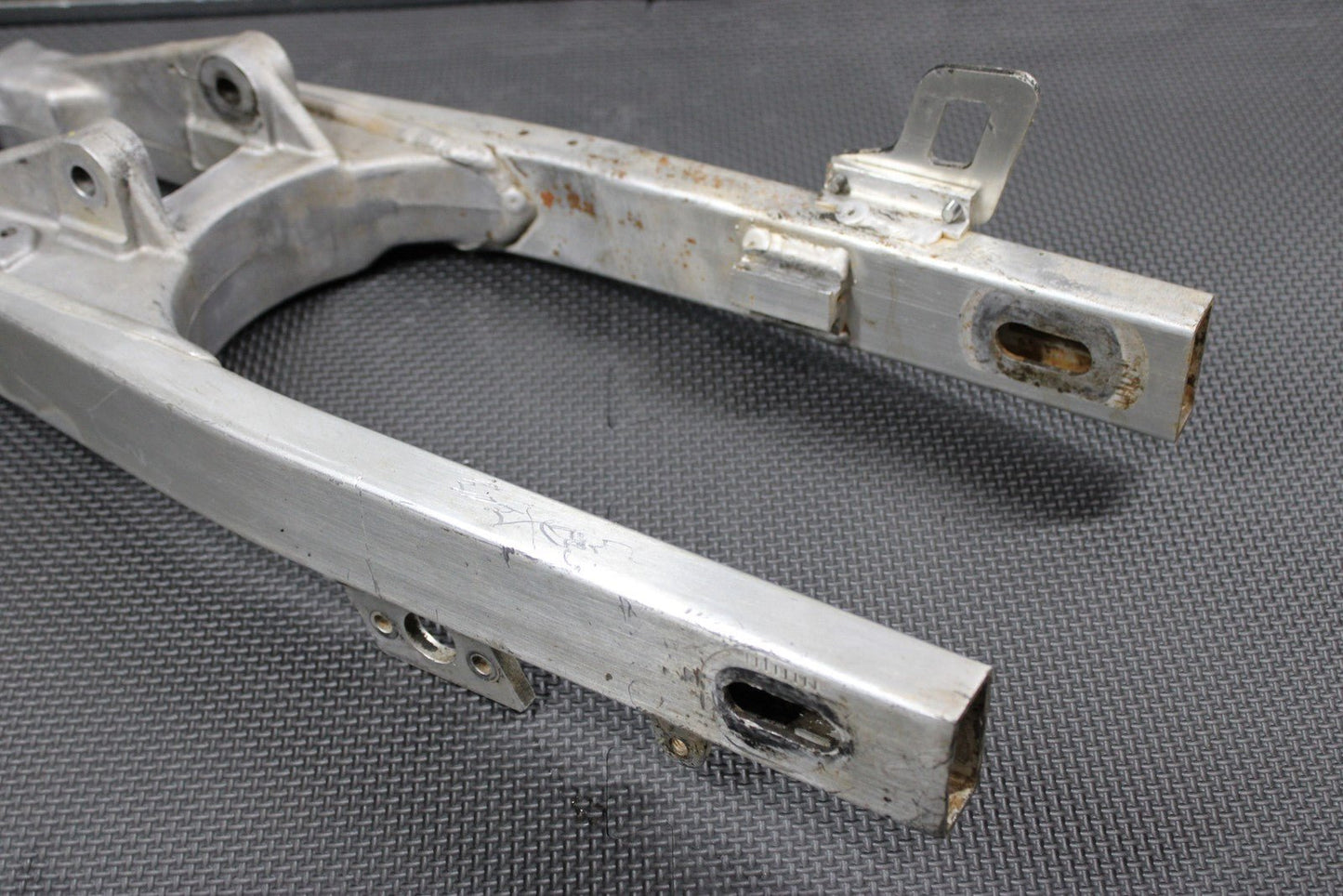 2001 SUZUKI RM80 OEM SWINGARM SWING ARM SUSPENSION 61000 - 03B21 - hggarage