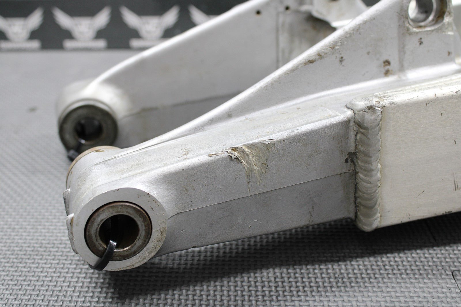 1994 SUZUKI 93 - 95 RM125 RM250 OEM SWINGARM SWING ARM SUSPENSION 61000 - 28E11 GOOD - hggarage