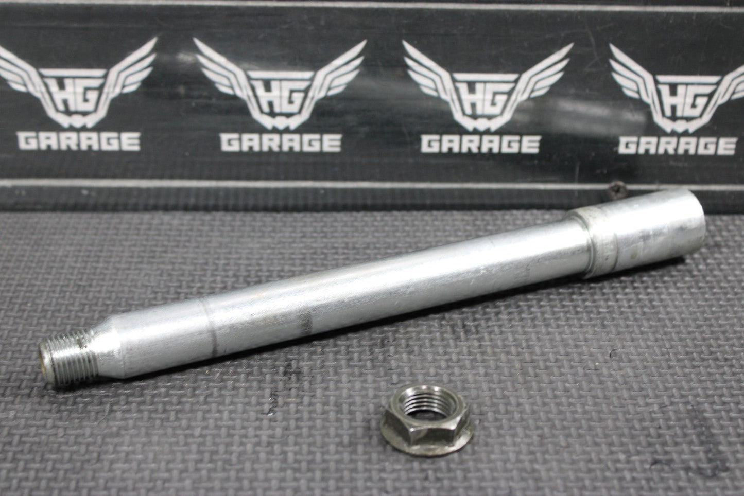 2005 YAMAHA YZ450F OEM FRONT WHEEL RIM AXLE PIVOT BOLT 1C3 - 25181 - 00 - 00 MINT! - hggarage
