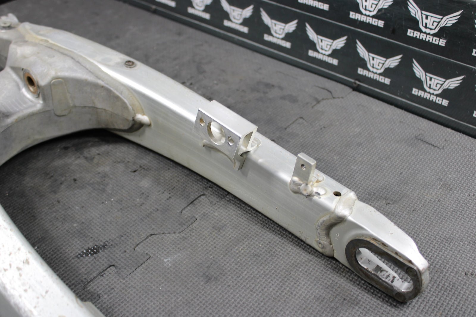 2005 Yamaha YZ250F OEM Swingarm Swing Arm Suspension 1C3 - 22110 - 00 - 00 - hggarage