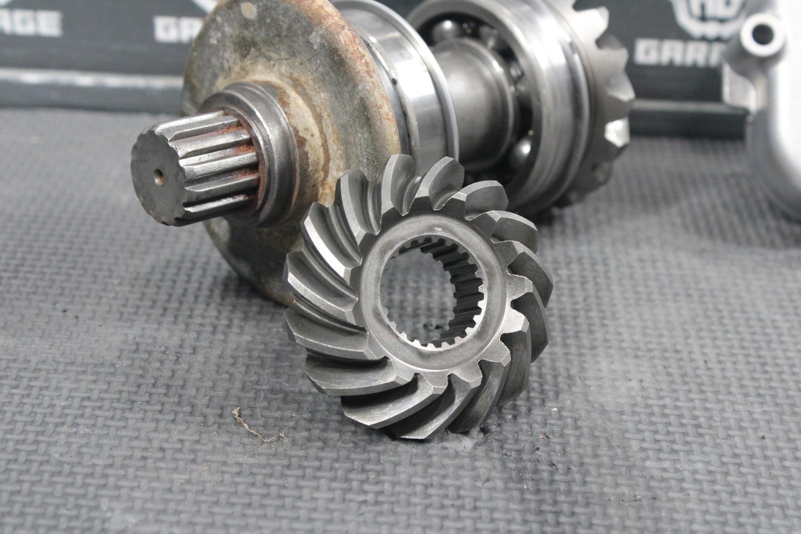 04 - 09 SUZUKI QUADSPORT LTZ250 OEM OUTPUT DRIVE SHAFT BEVEL GEARS HOUSING COVER - hggarage