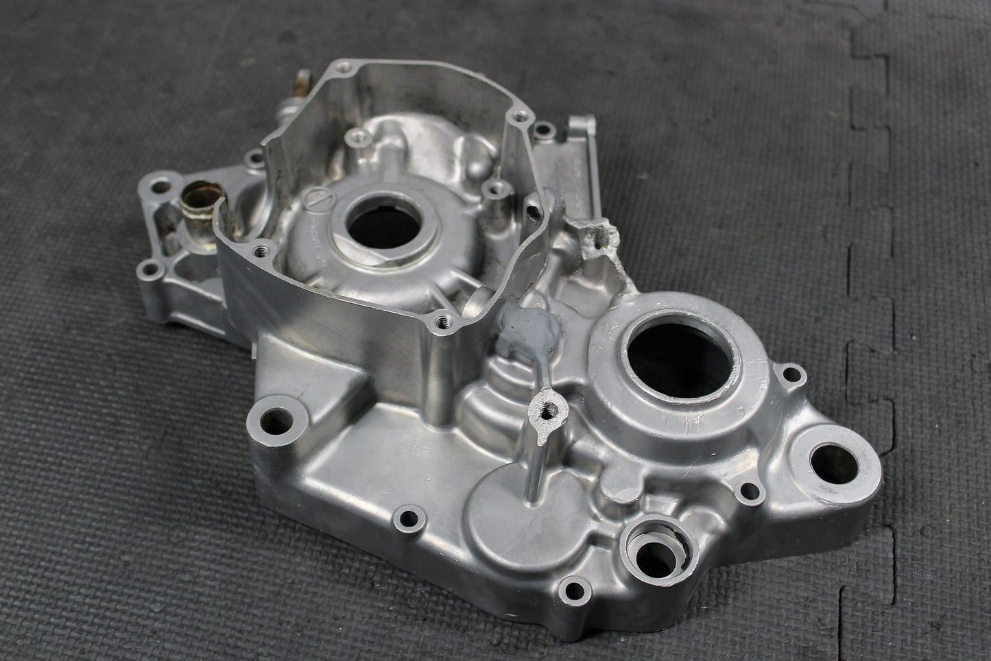 1999 SUZUKI RM125 OEM LEFT ENGINE MOTOR CRANKCASE CRANK CASE BOTTOM END - hggarage