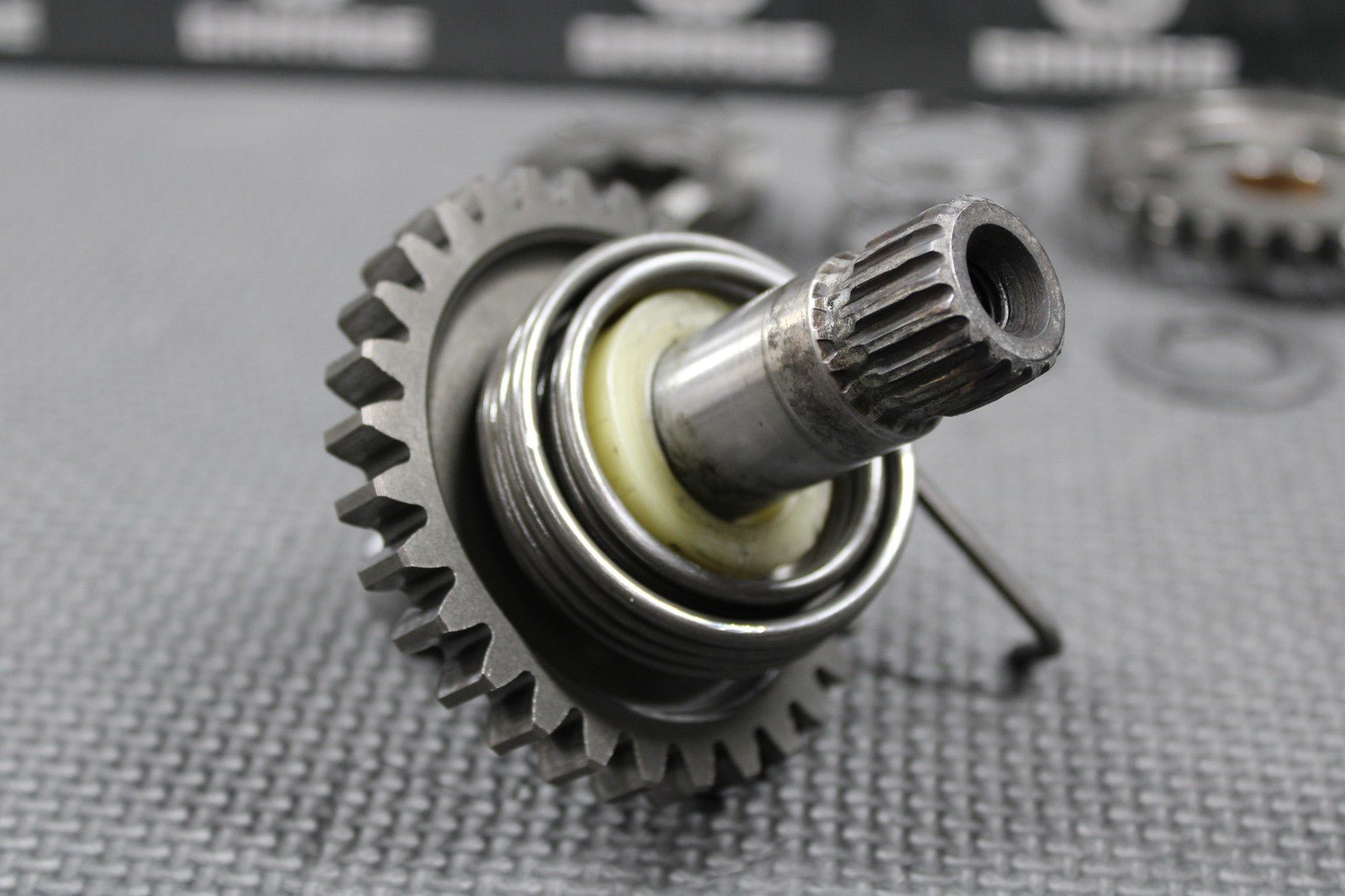 1995 SUZUKI 89 - 98 RMX250 OEM KICKSTART KICK START SHAFT W IDLER GEAR 26260 - 05D00 - hggarage