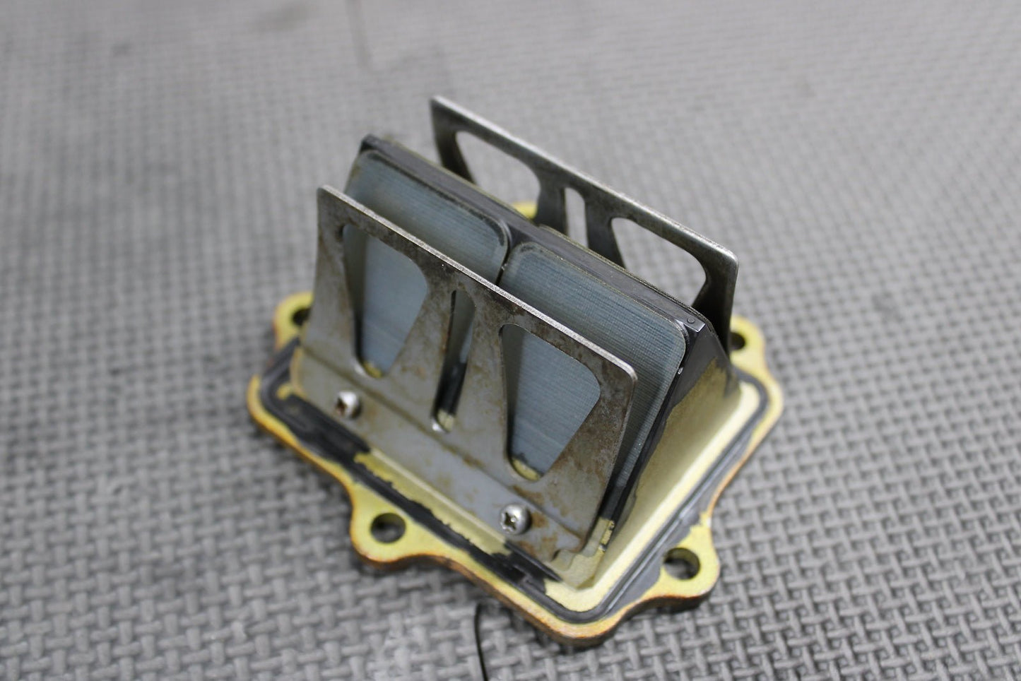 2000 YAMAHA YZ250 OEM INTAKE REED BLOCK ASSEMBLY 4XL - 13610 - 00 - 00 - hggarage