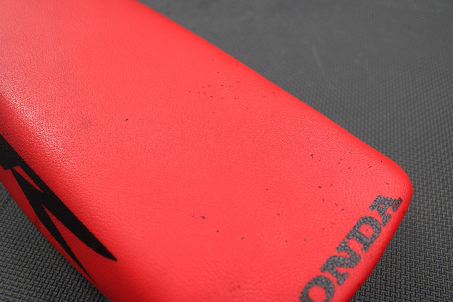 1997 HONDA CR250R OEM SEAT SADDLE FOAM PAN COMPLETE ORIGINAL 77100 - KZ3 - B00 NICE! - hggarage