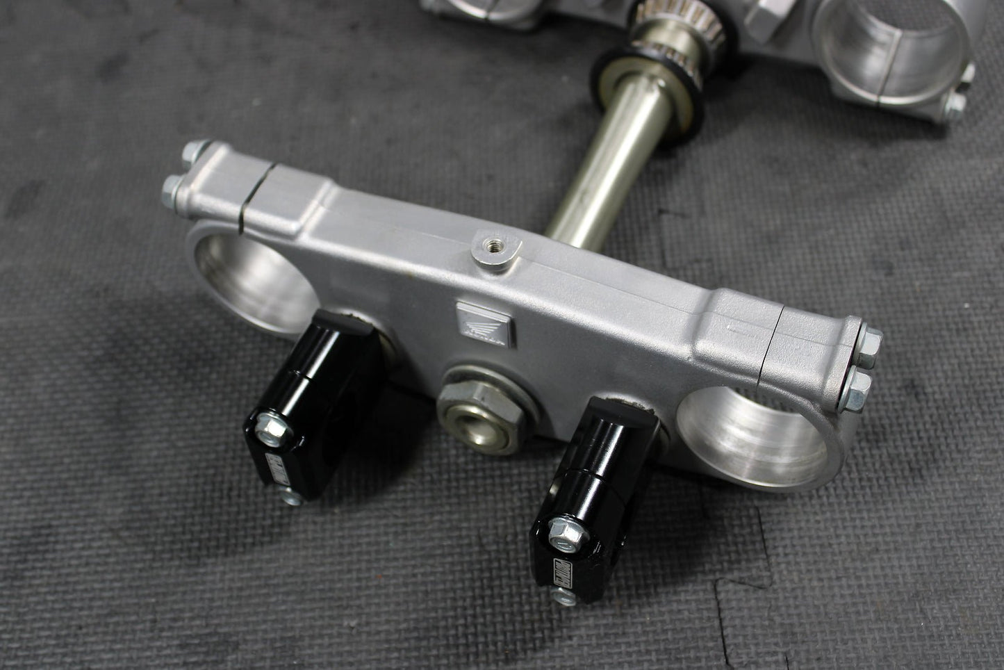 2000 HONDA CR125R OEM FRONT FORKS LOWER UPPER TRIPLE TREE STEM CLAMP - hggarage