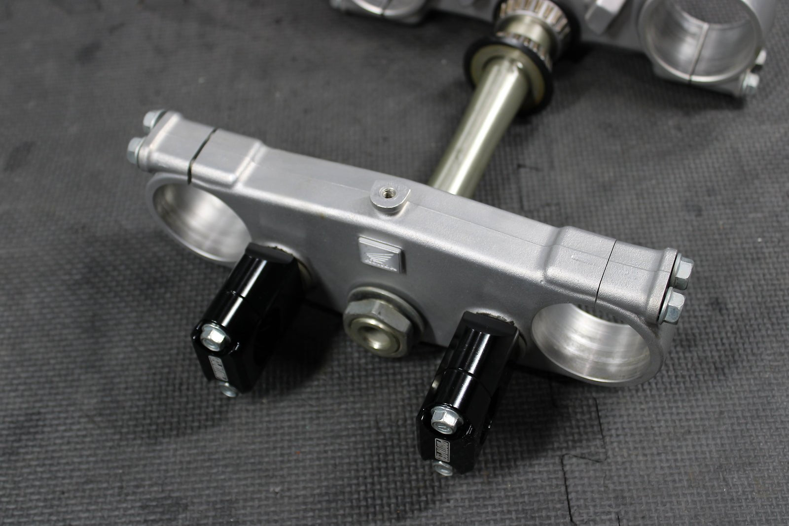 2000 HONDA CR125R OEM FRONT FORKS LOWER UPPER TRIPLE TREE STEM CLAMP - hggarage