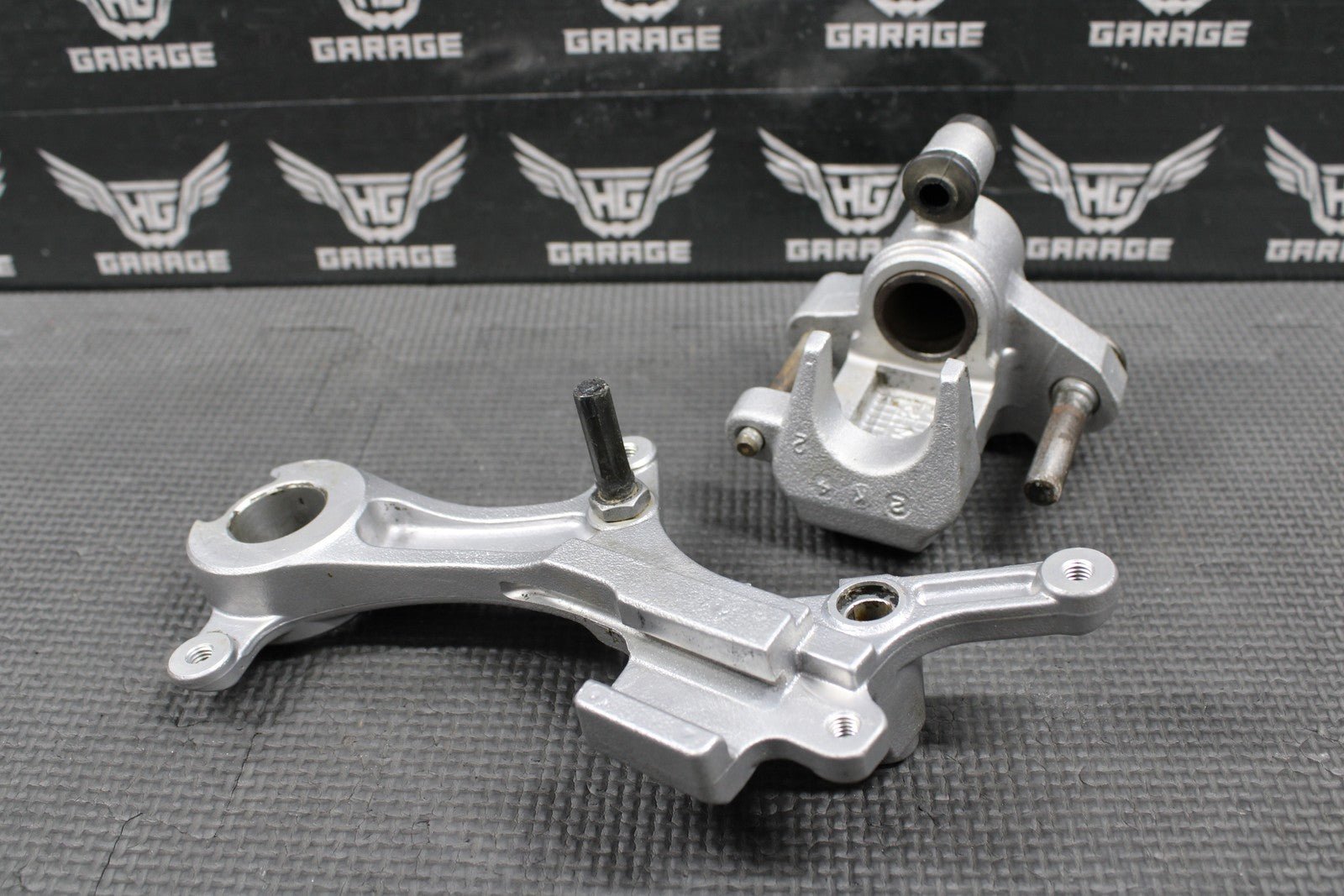 2003 2004 YAMAHA YZ125 OEM NISSIN REAR BACK BRAKE CALIPER BRACKET 5UN - 2580W - 10 - 0 - hggarage