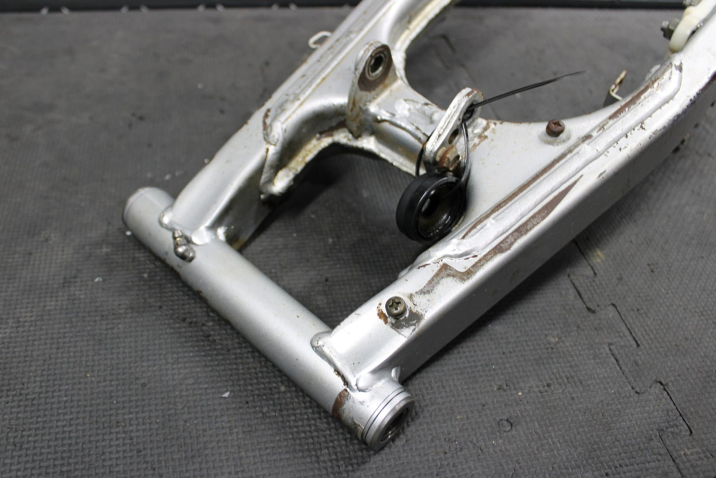 2000 HONDA XR200R OEM SWINGARM SWING ARM SUSPENSION 52200 - KT0 - A30ZA - hggarage