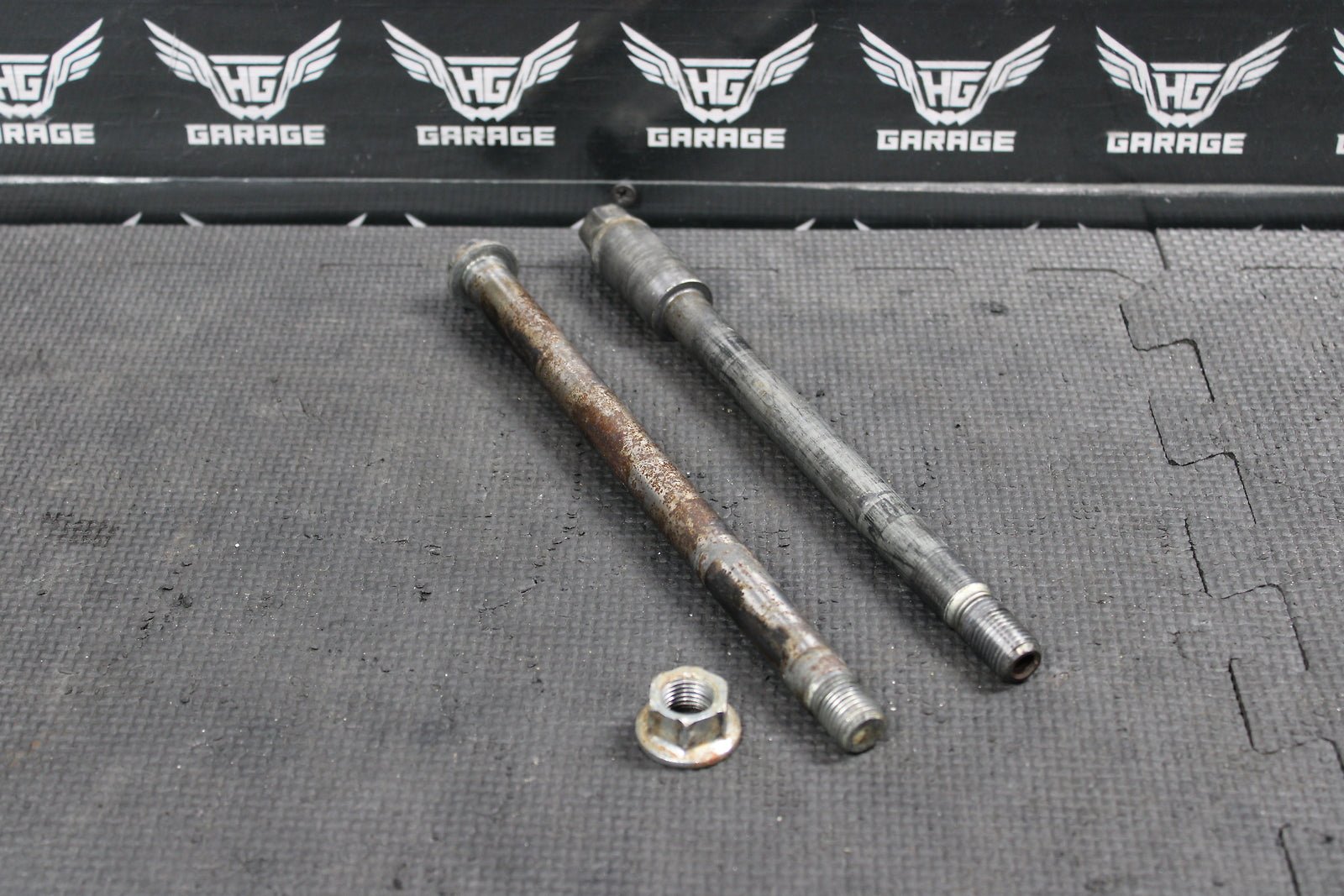 2004 KAWASAKI OEM FRONT WHEEL RIM AXLE PIVOT BOLT SWINGARM BOLT 41068 - 0013 - hggarage