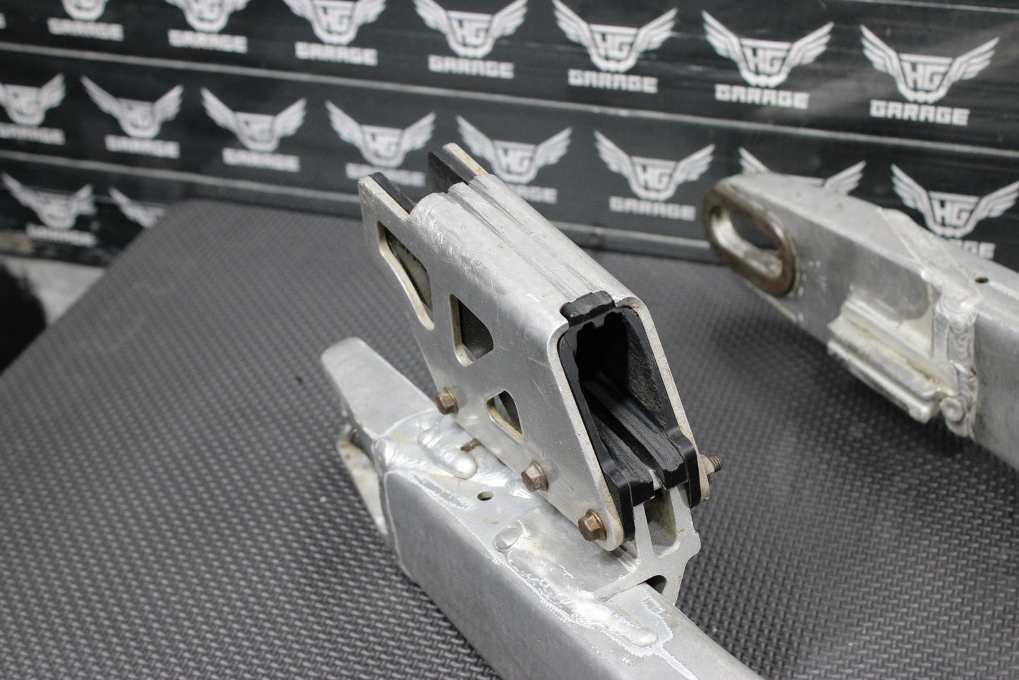 2001 YAMAHA 99 - 01 YZ250 OEM SWINGARM SWING ARM SUSPENSION 5MV - 22110 - 00 - 00 - hggarage