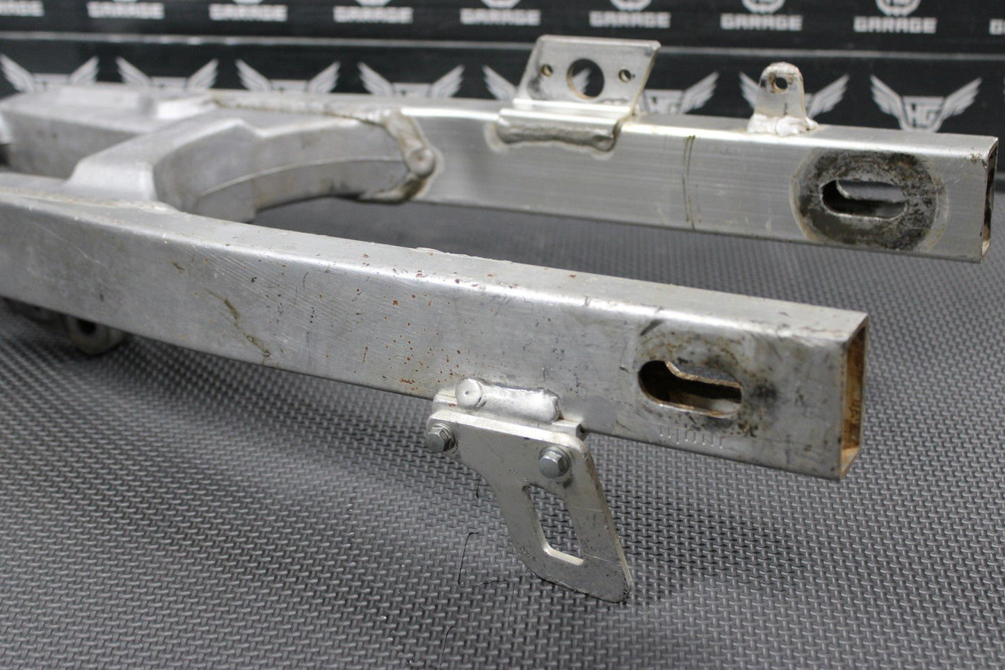 2001 SUZUKI RM80 OEM SWINGARM SWING ARM SUSPENSION 61000 - 03B21 - hggarage