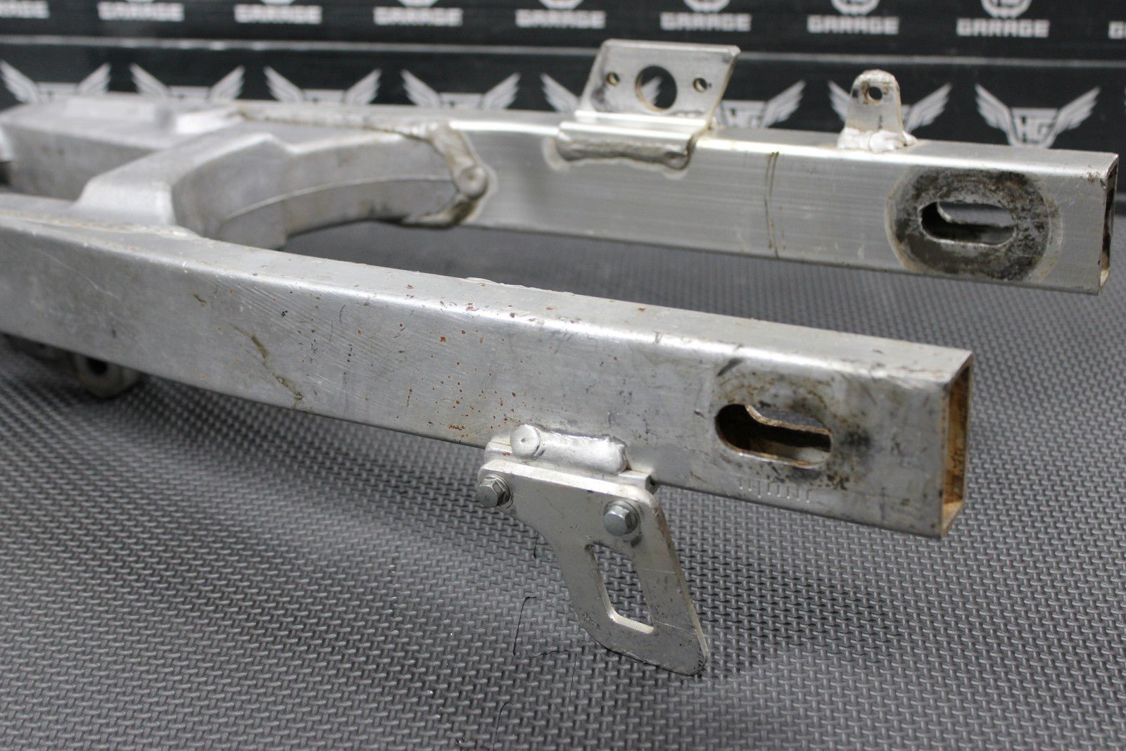 2001 SUZUKI RM80 OEM SWINGARM SWING ARM SUSPENSION 61000 - 03B21 - hggarage