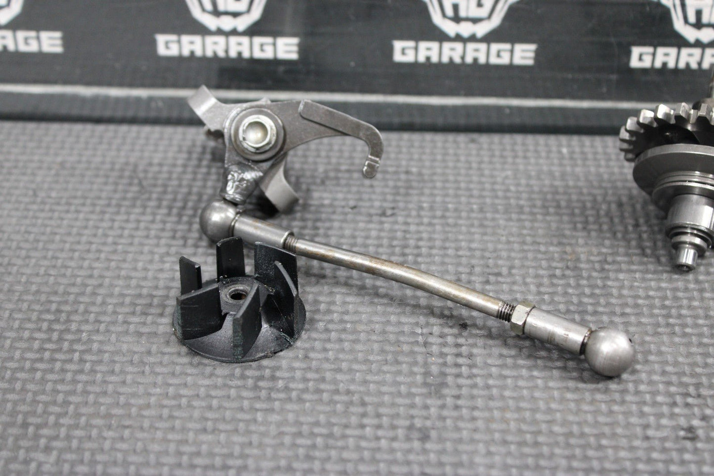 2000 KTM 250 EXC OEM ENGINE POWERVALVE EXHUAST VALVE LINKAGE GOVERNOR - hggarage