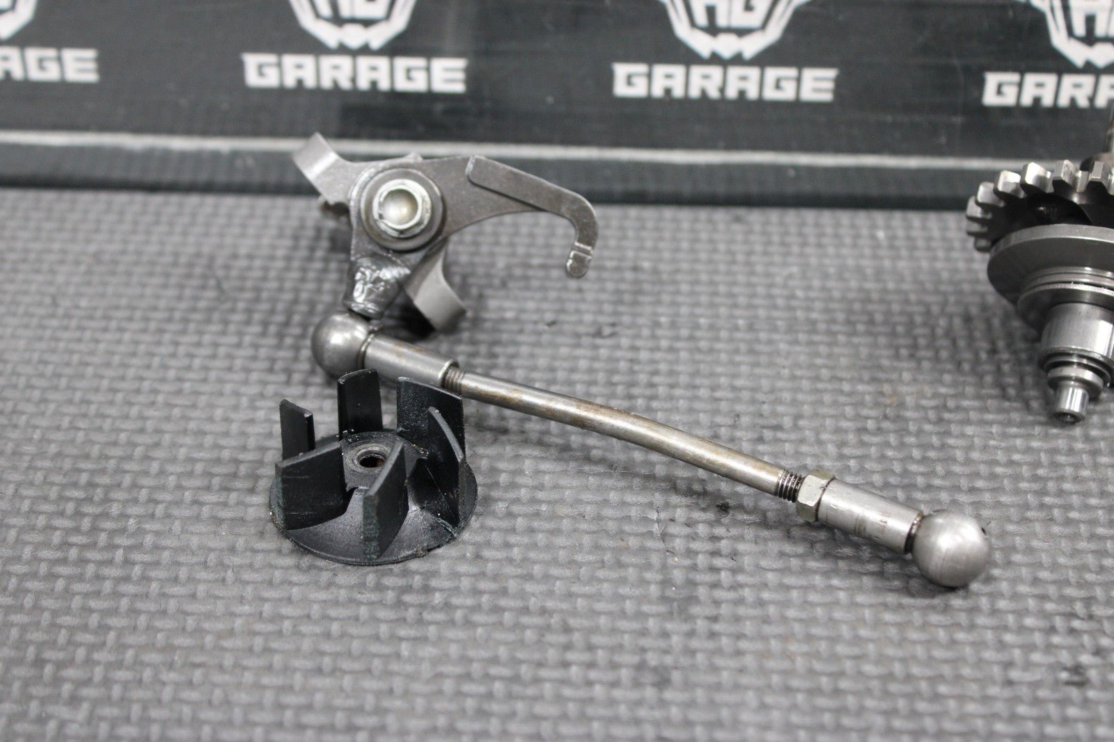 2000 KTM 250 EXC OEM ENGINE POWERVALVE EXHUAST VALVE LINKAGE GOVERNOR - hggarage