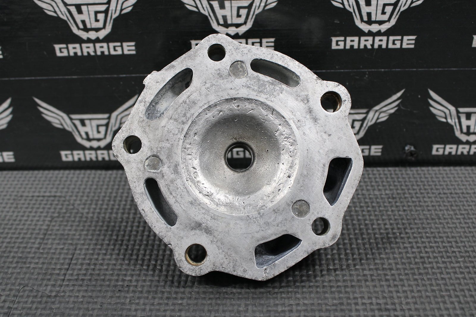1985 HONDA CR125R OEM ENGINE MOTOR CYLINDER HEAD COVER CAP DOME 12200 - KA3 - 760 - hggarage