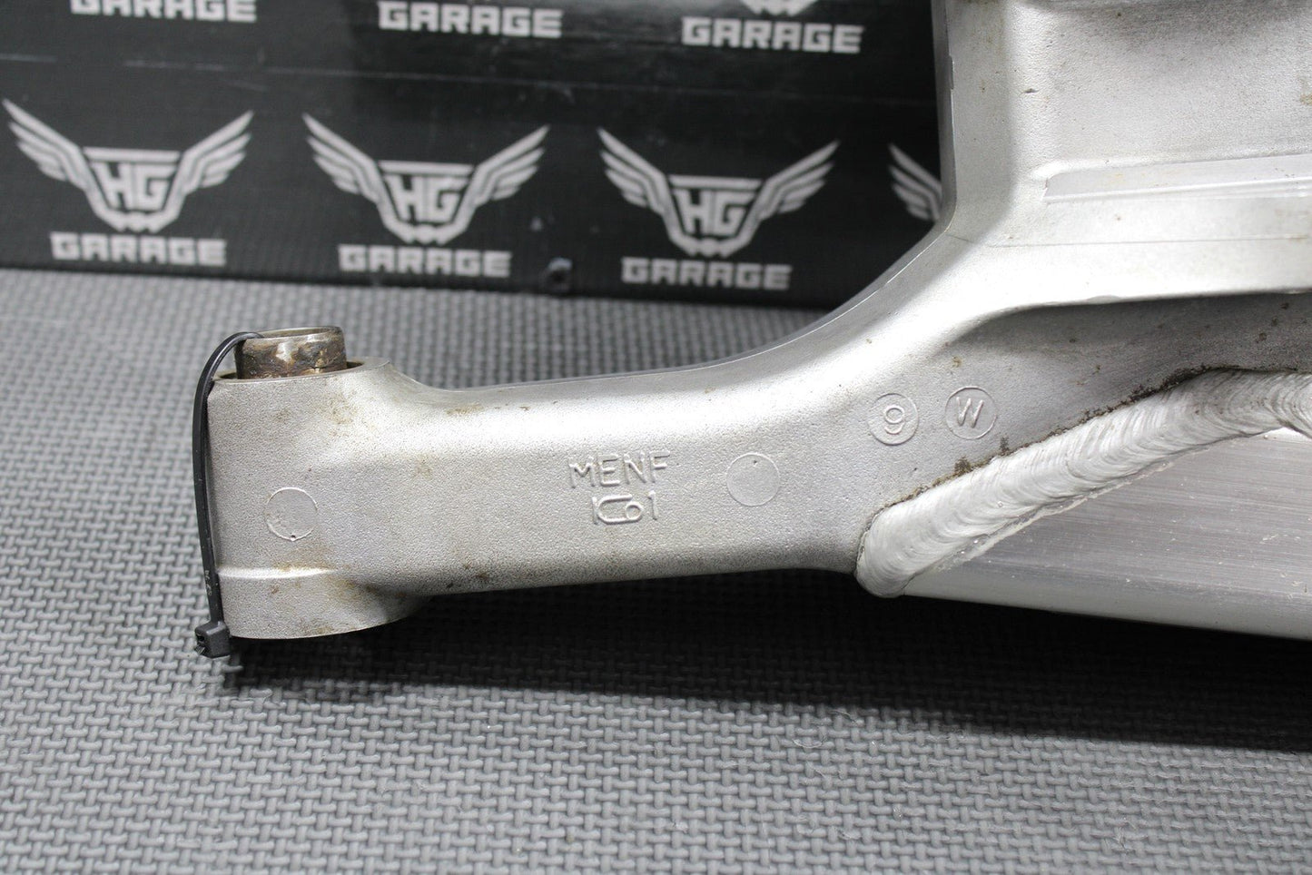 2005 HONDA CRF450R OEM SWINGARM SWING ARM REAR SUSPENSION 52200 - MEN - 710 - hggarage