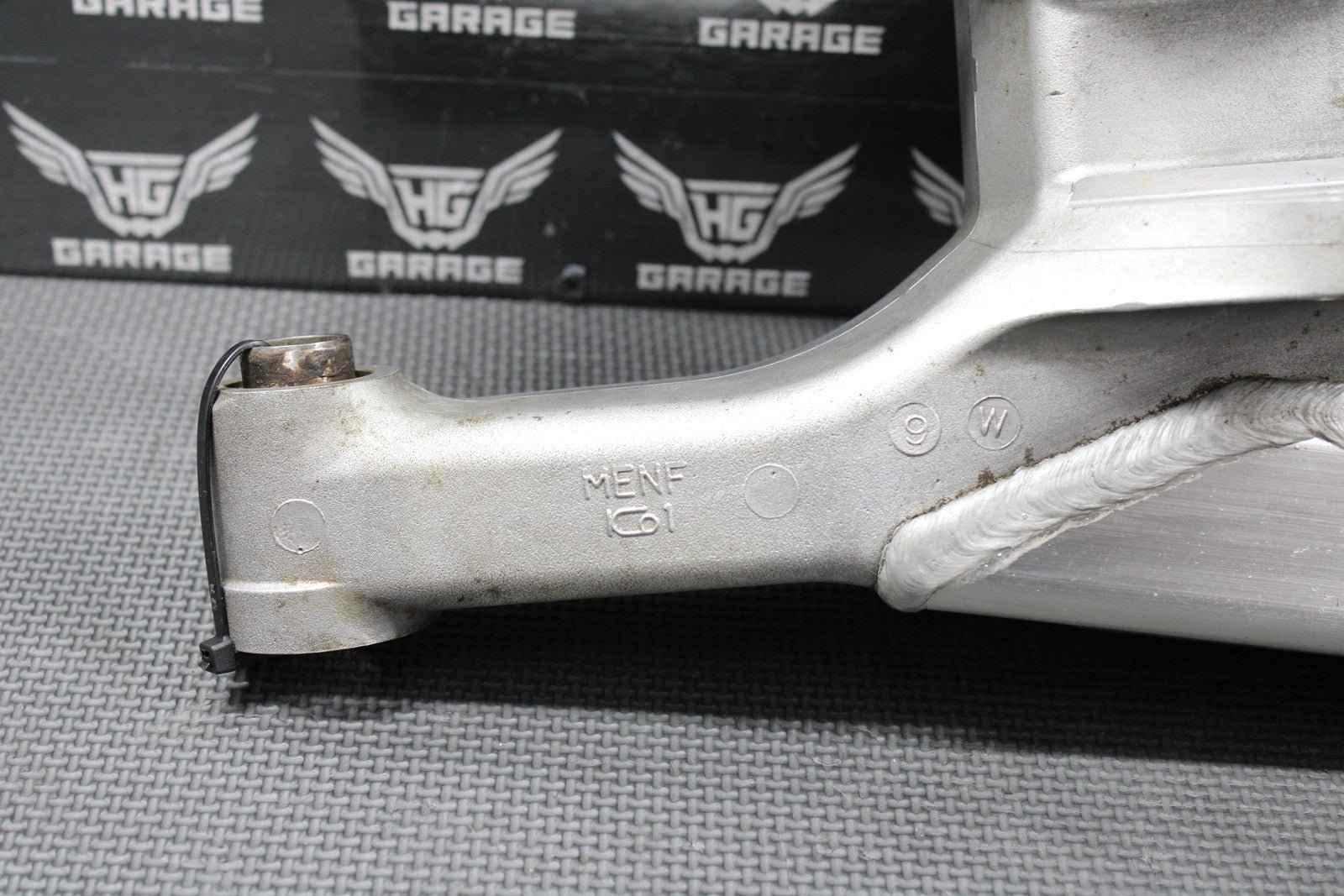 2005 HONDA CRF450R OEM SWINGARM SWING ARM REAR SUSPENSION 52200 - MEN - 710 - hggarage