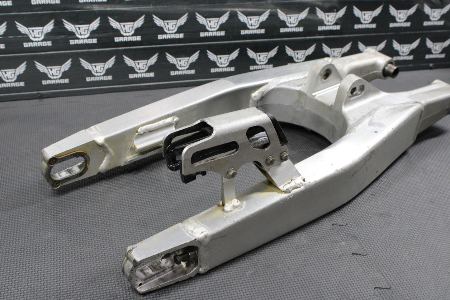 2006 HONDA CRF250R OEM SWINGARM SWING ARM SUSPENSION 52200 - KRN - 840 - hggarage