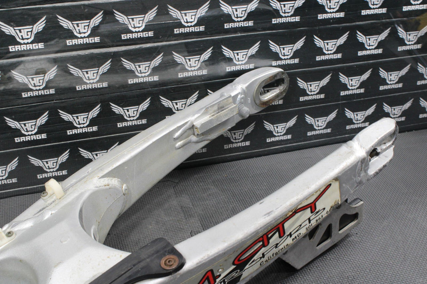 2002 YAMAHA YZ250 OEM 2T SWINGARM SWING ARM SUSPENSION REAR ARM 5NY - 22110 - 00 - 00 - hggarage