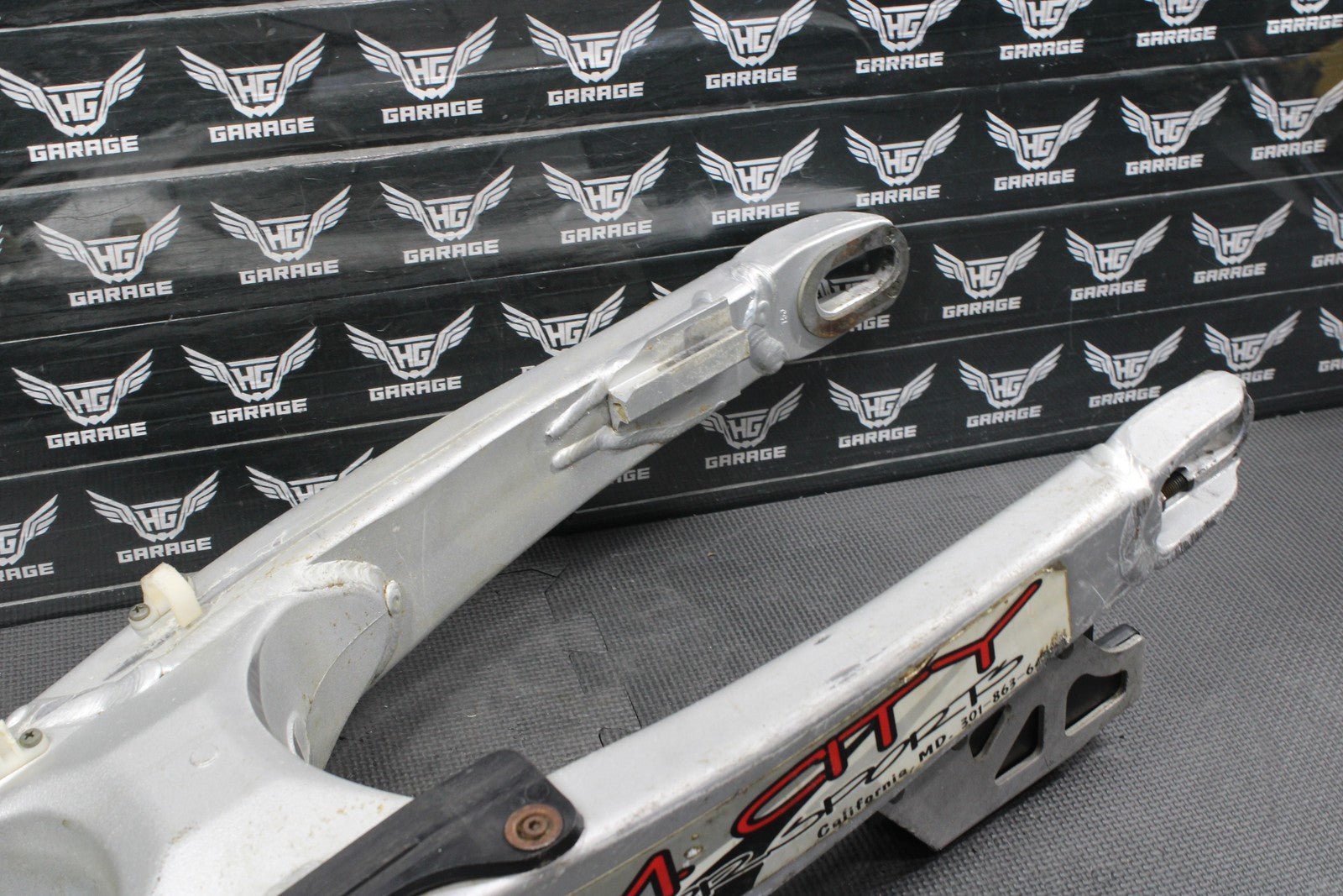 2002 YAMAHA YZ250 OEM 2T SWINGARM SWING ARM SUSPENSION REAR ARM 5NY - 22110 - 00 - 00 - hggarage