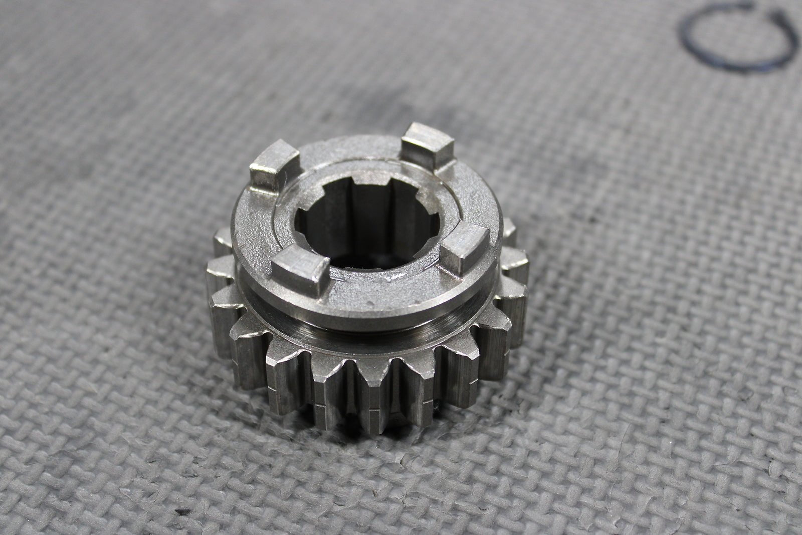 1999 HONDA CR500R OEM TRANSMISSION MAINSHAT 3RD GEAR 20T GEAR 23441 - MAC - 680 - hggarage