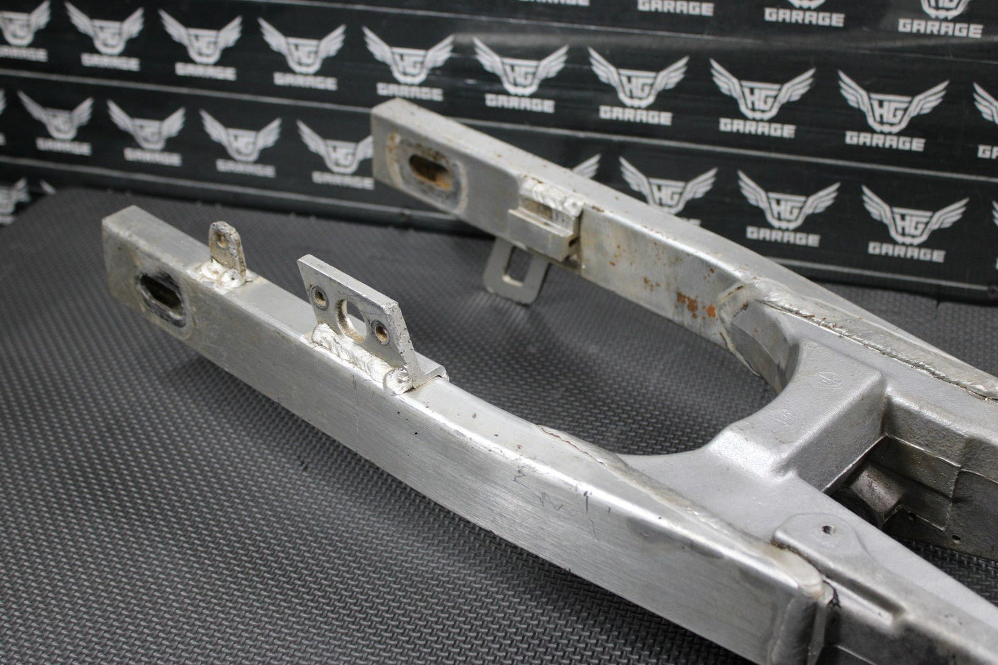 2001 SUZUKI RM80 OEM SWINGARM SWING ARM SUSPENSION 61000 - 03B21 - hggarage