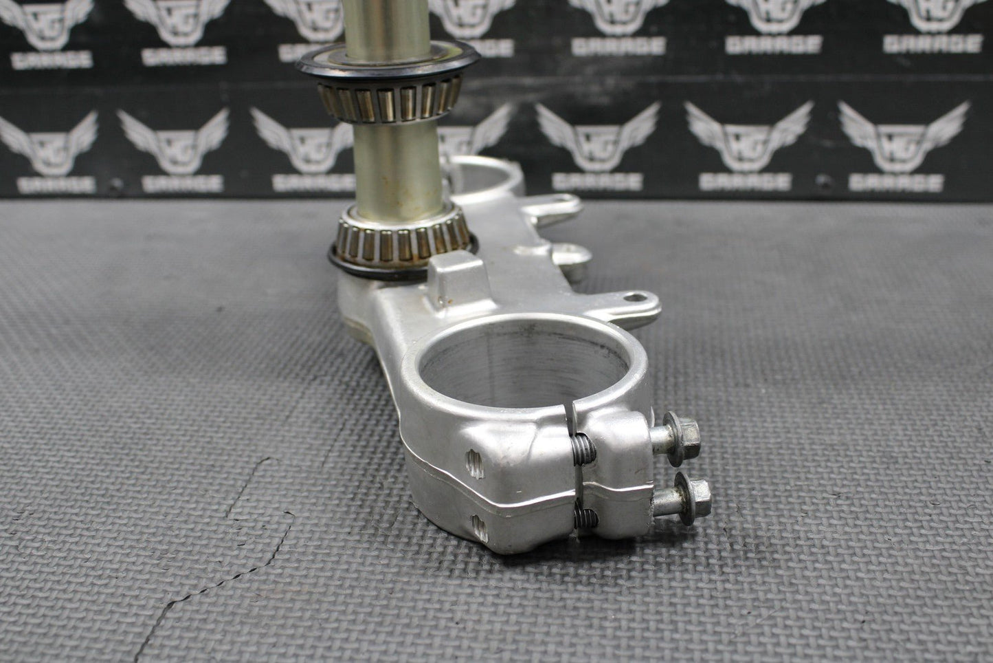 1999 YAMAHA YZ125 OEM FRONT FORKS CLAMP LOWER TRIPLE TREE STEM 5DH - 23340 - M0 - 00 - hggarage