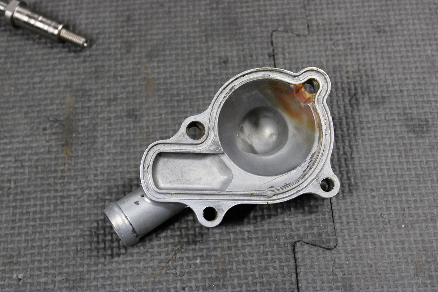 2002 HONDA CRF450R OEM ENGINE WATER PUMP HOUSING COVER 19221-MEB-670