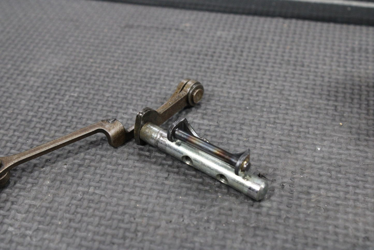 2002 99 - 22 YAMAHA YZ250 OEM ENGINE POWERVALVE EXHUAST VALVE LINKAGE GOVERNOR ROD - hggarage