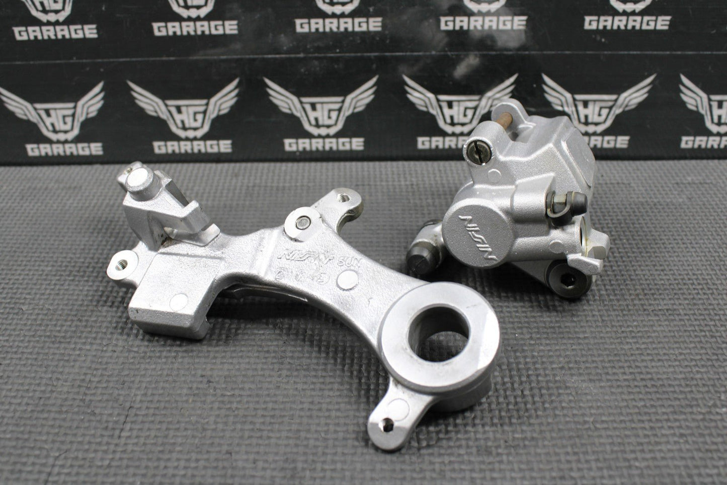 2003 2004 YAMAHA YZ125 OEM NISSIN REAR BACK BRAKE CALIPER BRACKET 5UN - 2580W - 10 - 0 - hggarage