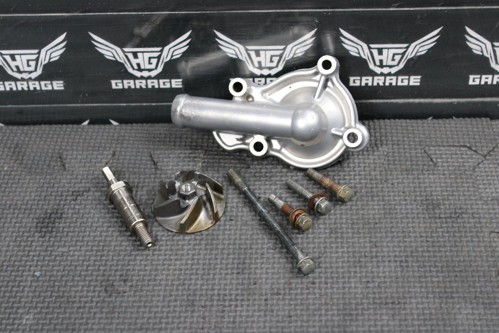 2002 HONDA CRF450R OEM ENGINE WATER PUMP HOUSING COVER 19221 - MEB - 670 - hggarage