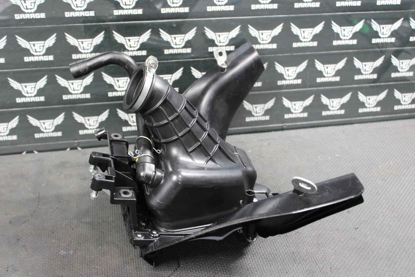 2022 YAMAHA YZ450FX OEM AIRBOX INTAKE AIR CLEANER CASE ASSEMBLY BR9 - 14411 - 01 - 00 - hggarage