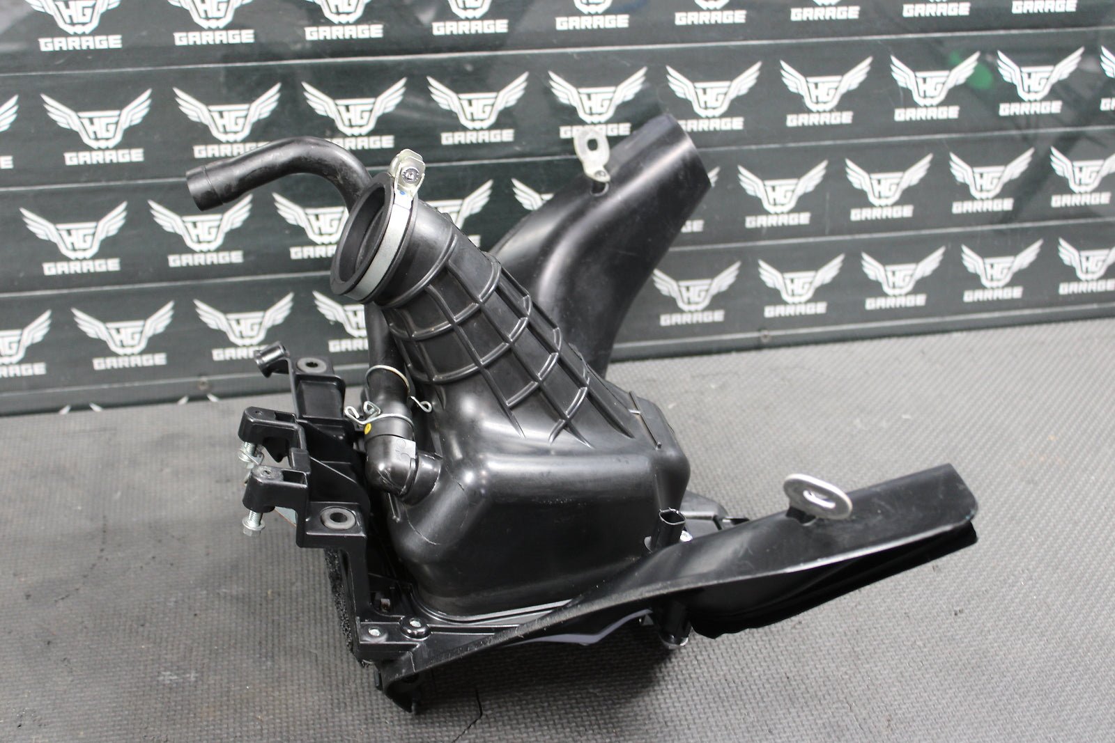 2022 YAMAHA YZ450FX OEM AIRBOX INTAKE AIR CLEANER CASE ASSEMBLY BR9 - 14411 - 01 - 00 - hggarage