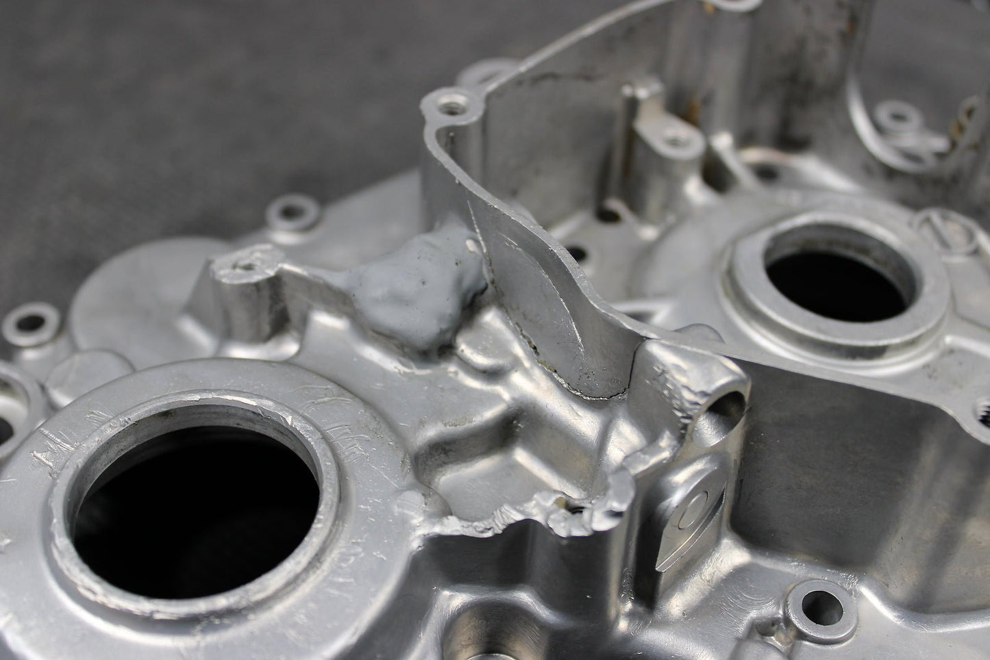 1999 SUZUKI RM125 OEM LEFT ENGINE MOTOR CRANKCASE CRANK CASE BOTTOM END - hggarage