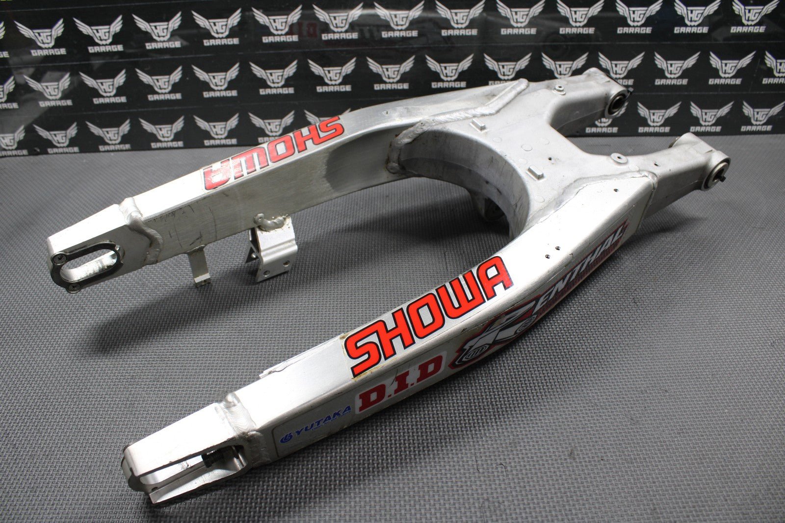 2005 HONDA CRF450R OEM SWINGARM SWING ARM REAR SUSPENSION 52200 - MEN - 710 - hggarage