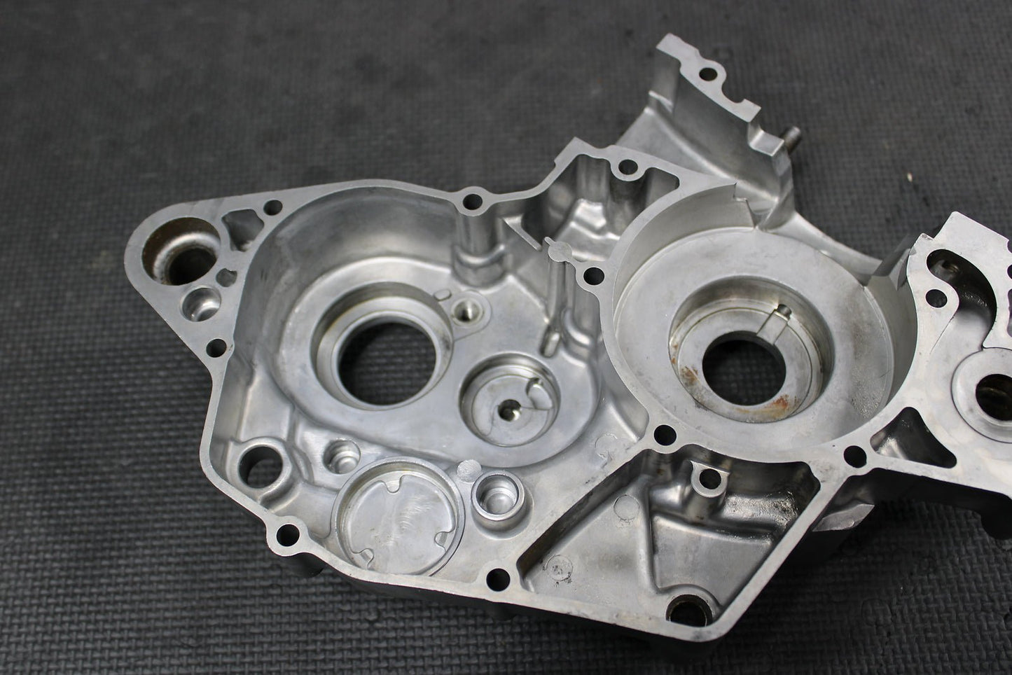 1999 SUZUKI RM125 OEM LEFT ENGINE MOTOR CRANKCASE CRANK CASE BOTTOM END - hggarage