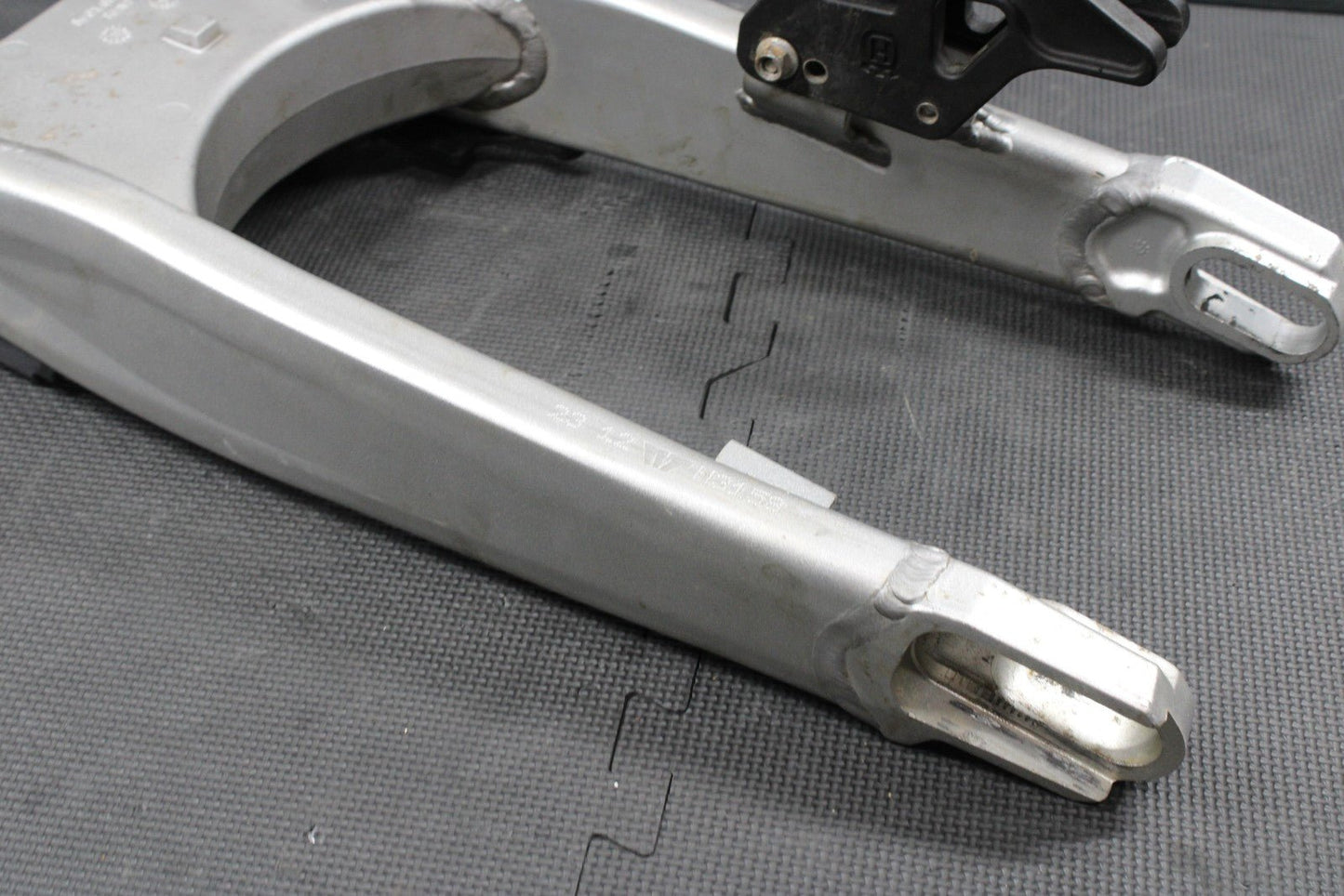 2013 HUSQVARNA TE511 OEM REAR SWINGARM SWING ARM SUSPENSION 8000H3158 READ DESC! - hggarage