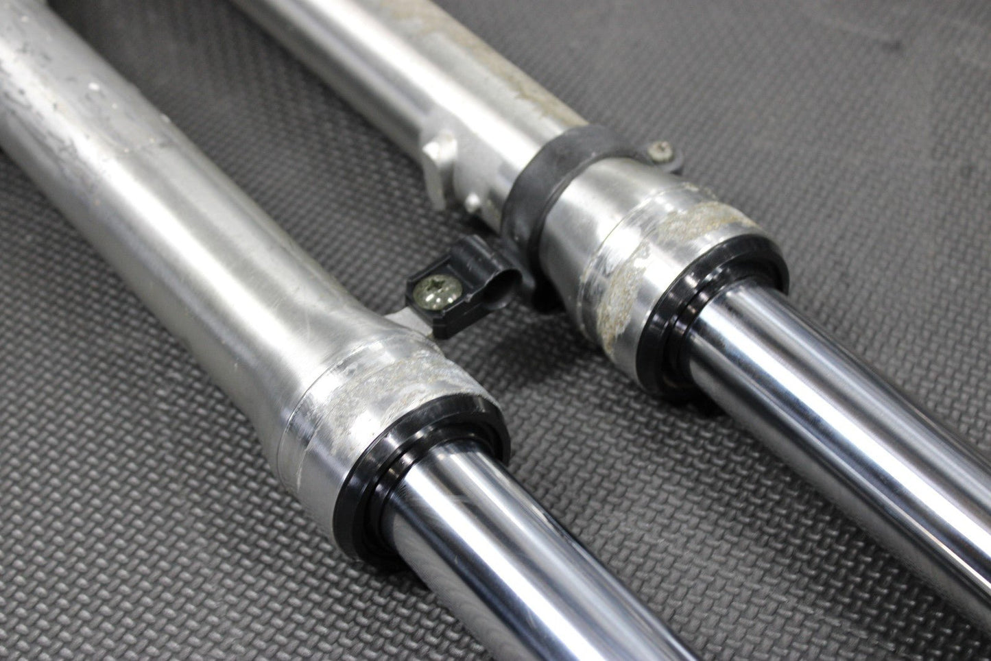 2005 SUZUKI DR200SE OEM RIGHT LEFT FRONT SUSPENSION FORKS SHOCKS 51103 - 42AA0 - hggarage