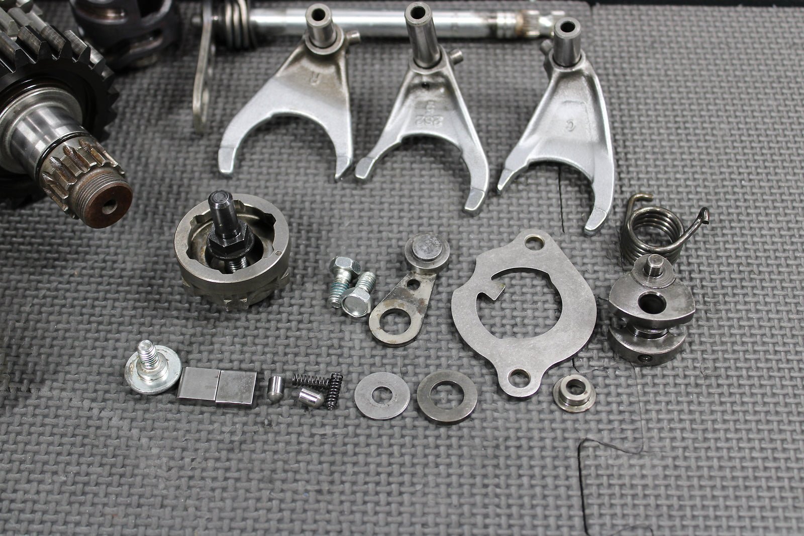 2009 YAMAHA YZ450F OEM ENGINE TRANSMISSION TRANNY ASSEMBLY GEARS - hggarage
