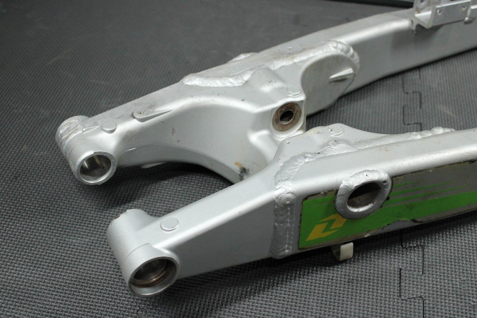 2004 KAWASAKI KX125 OEM SWINGARM SWING ARM & LINKAGE SET - hggarage