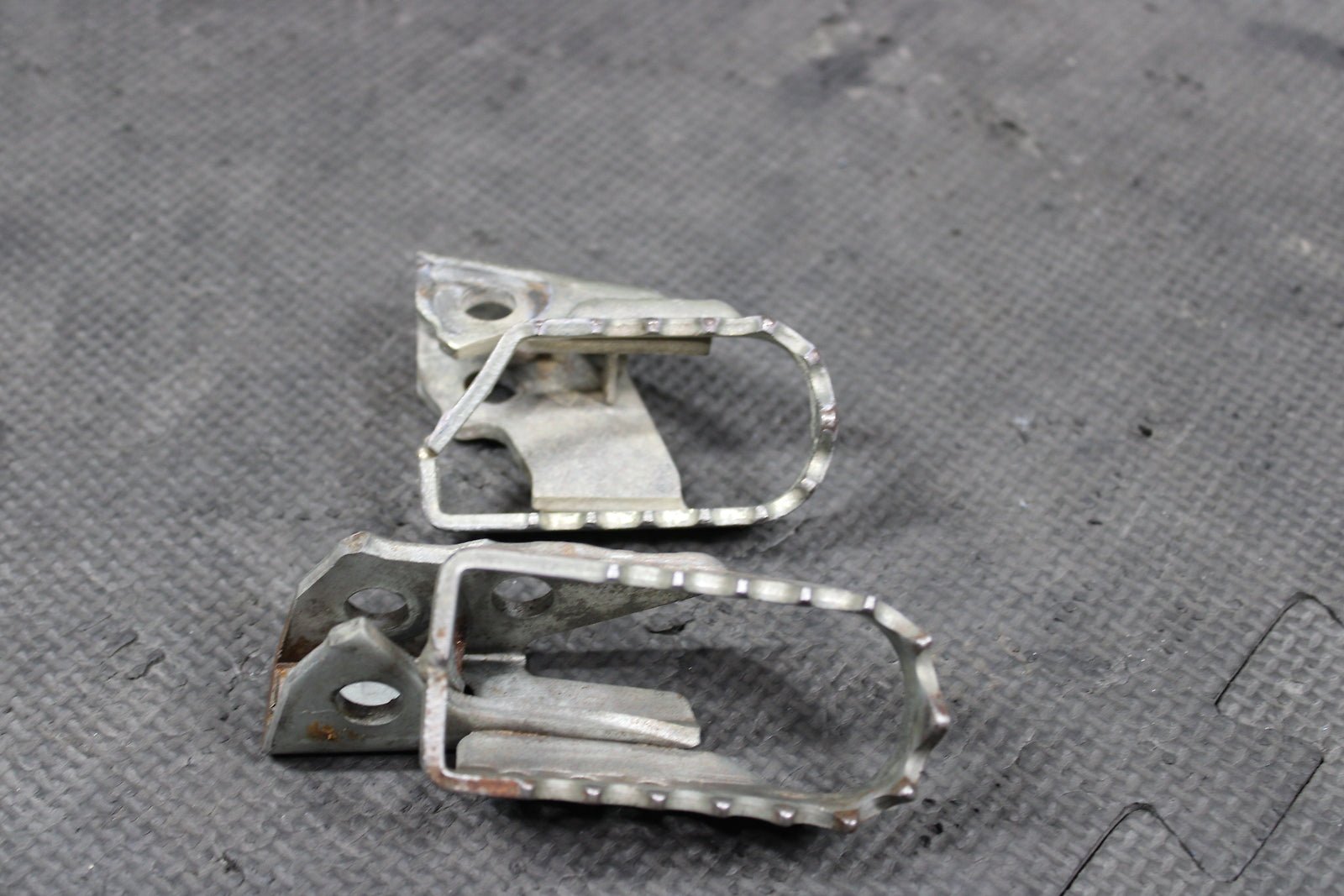 2000 Yamaha TTR125 TTR125E TTR125L TTR125LE OEM Foot Pegs Pedals Frame Stand - hggarage