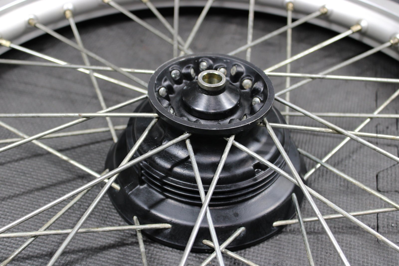 1997 Honda XR200R OEM Front Wheel Rim Assembly Mint 44635 - KT0 - A00 44701 - KA3 - 711 - hggarage