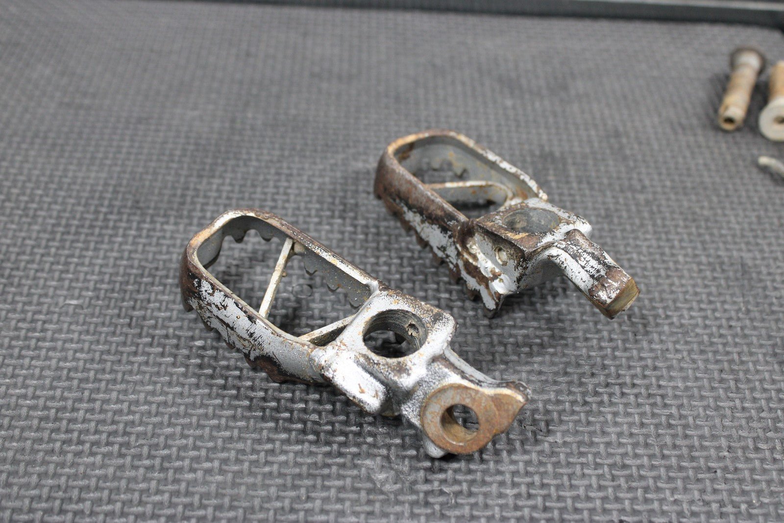 1996 KAWASAKI KX125 OEM FOOT PEGS PEDALS FRAME STAND PEDAL FOOTREST 34028 - 1332 - C - hggarage