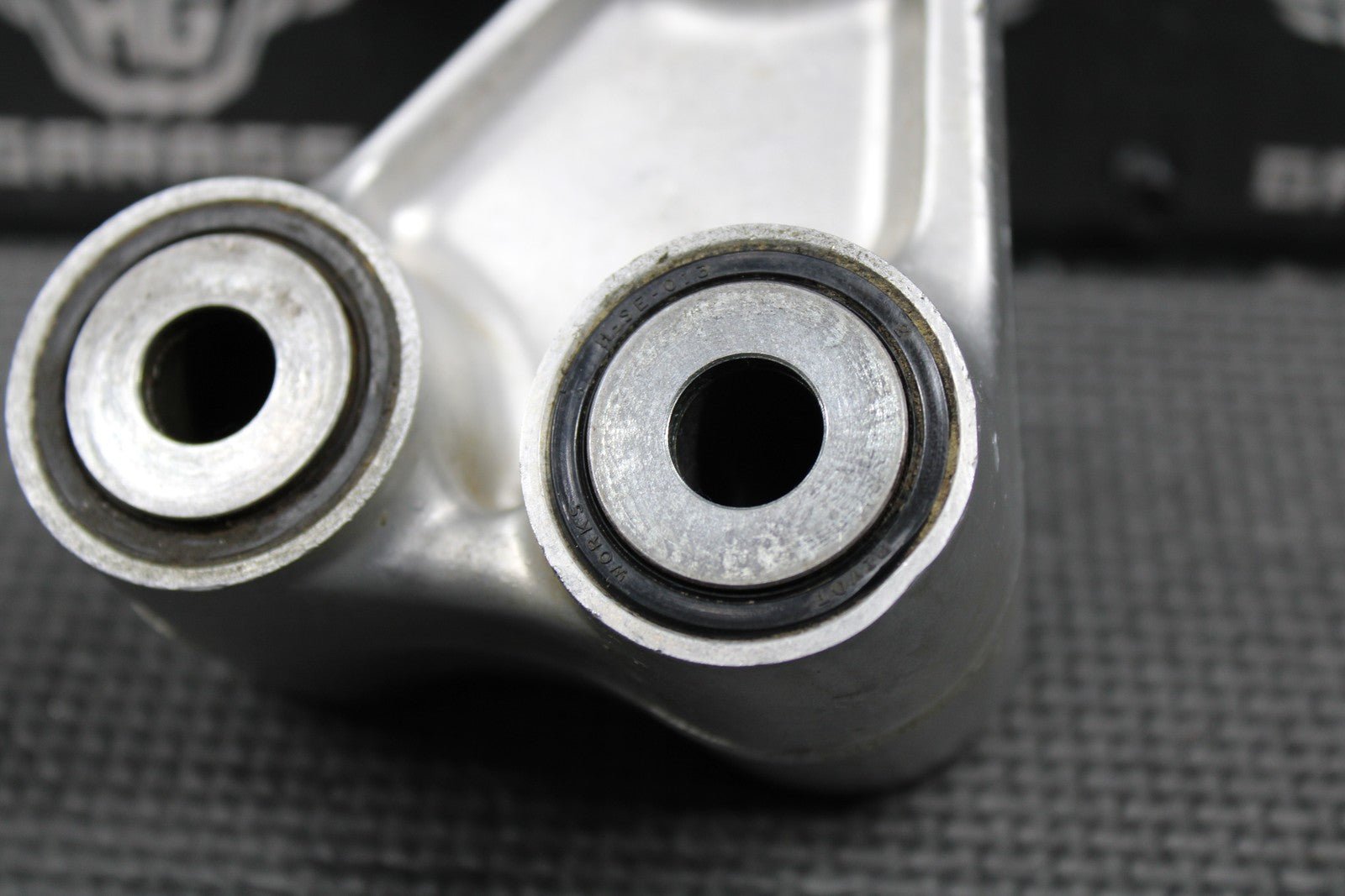 2001 HONDA CR125R OEM REAR SHOCK SWINGARM LINKAGE CUSHION ARM 52465 - KZ4 - J30 - hggarage