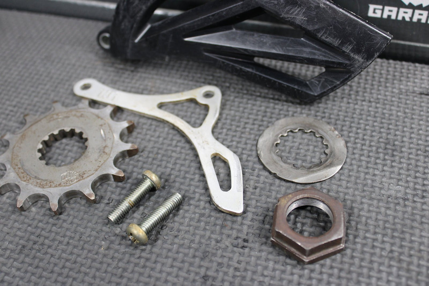 2008 YAMAHA 06 - 13 YZ450F OEM MOTOR ENGINE FRONT SPROCKET COVER - hggarage