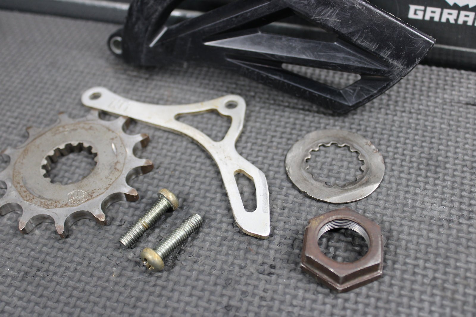2008 YAMAHA 06 - 13 YZ450F OEM MOTOR ENGINE FRONT SPROCKET COVER - hggarage