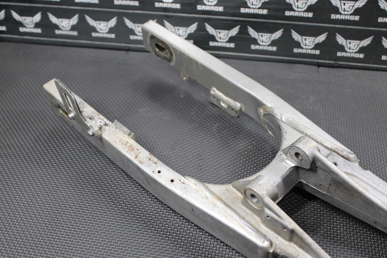 2001 SUZUKI RM80 OEM SWINGARM SWING ARM SUSPENSION 61000 - 03B21 - hggarage